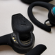 Juro que no es suciedad de mis oídos. La goma de los auriculares viene recubierta de un polvillo para conservarla.